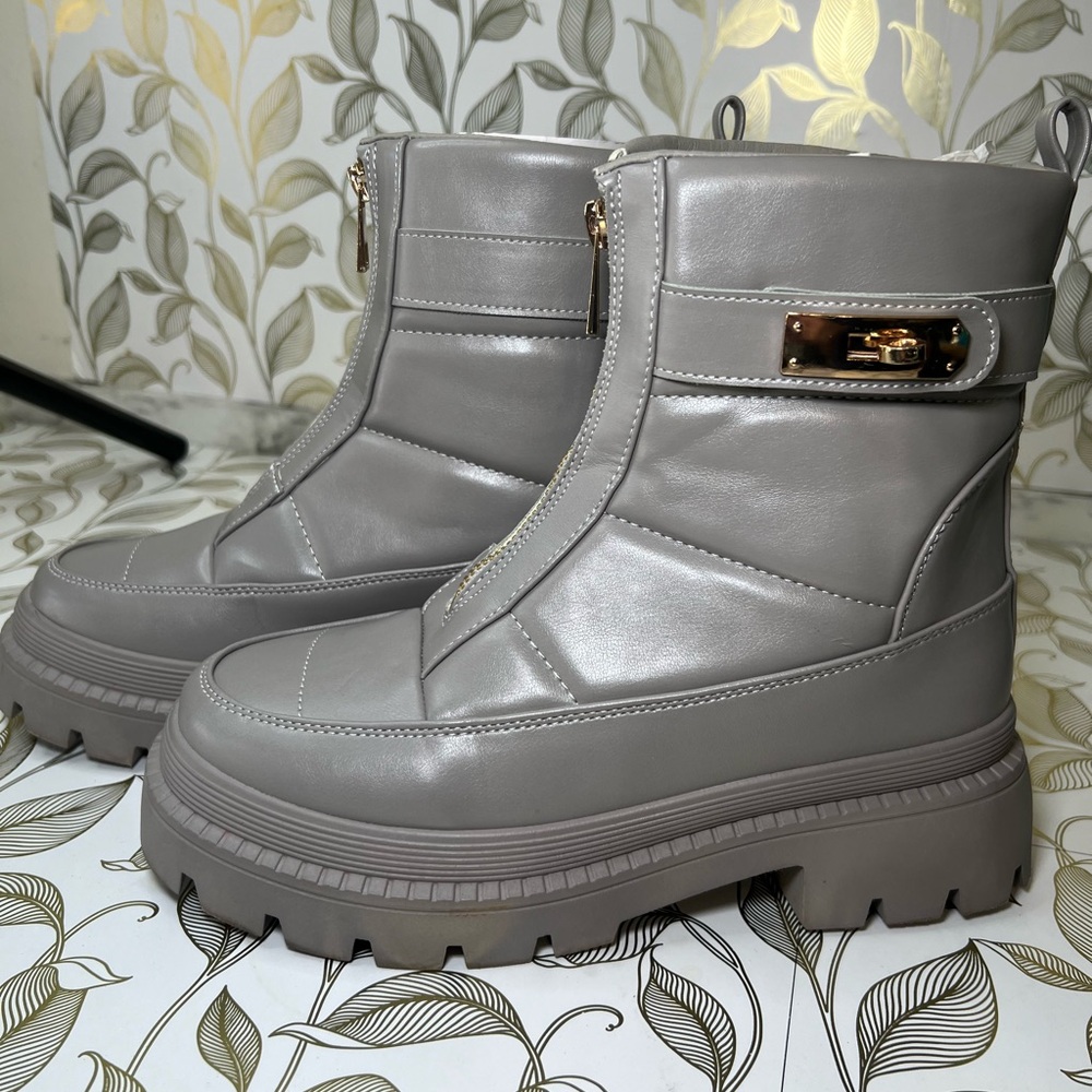 Shoe Dazzle Metallic Gray Winter Boots